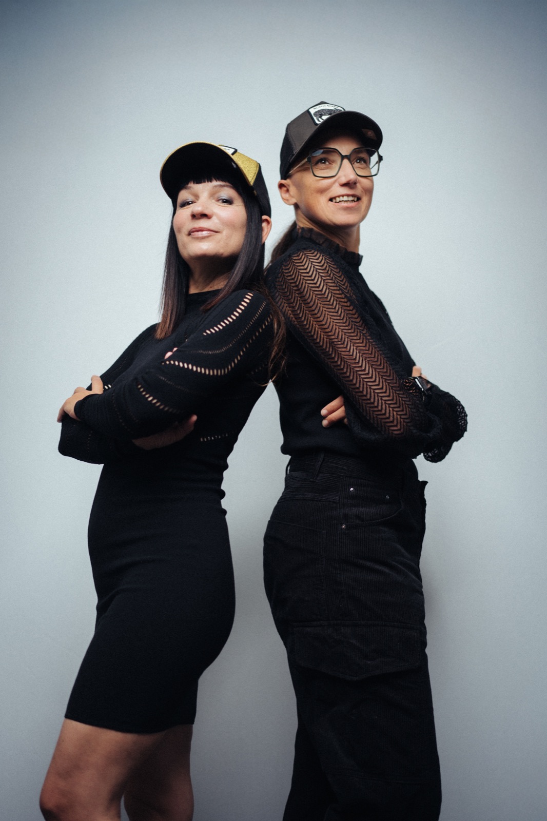 Carmen und Antje Rücken an Rücken